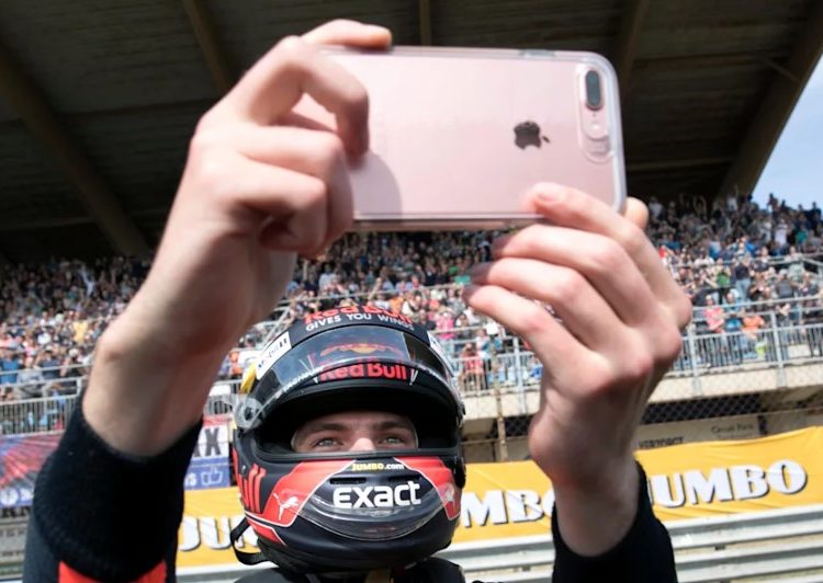 La F1 ai tempi dei social: Max Verstappen festeggia riaprendosi con uno smartphone