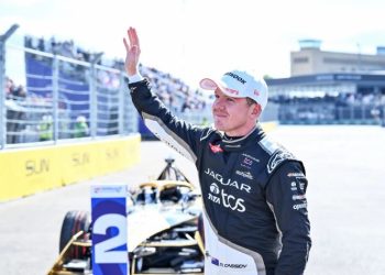 Formula E: Nick Cassidy trionfa nel caos
