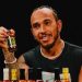 F1- Lewis Hamilton ospite di Hot Ones “bacchetta” la Mercedes