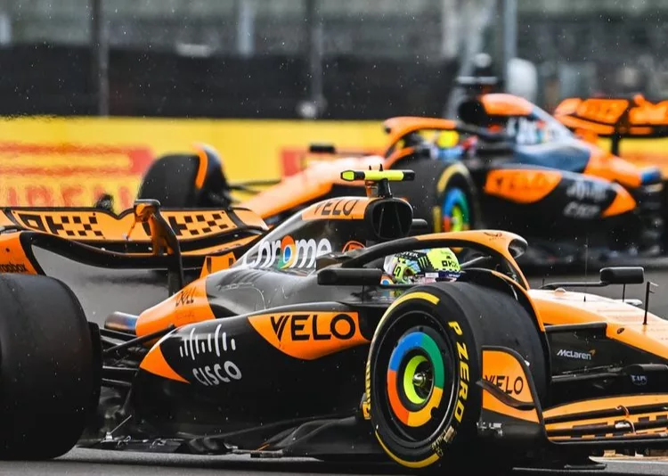 Le due MCL38 in azione a Silverstone