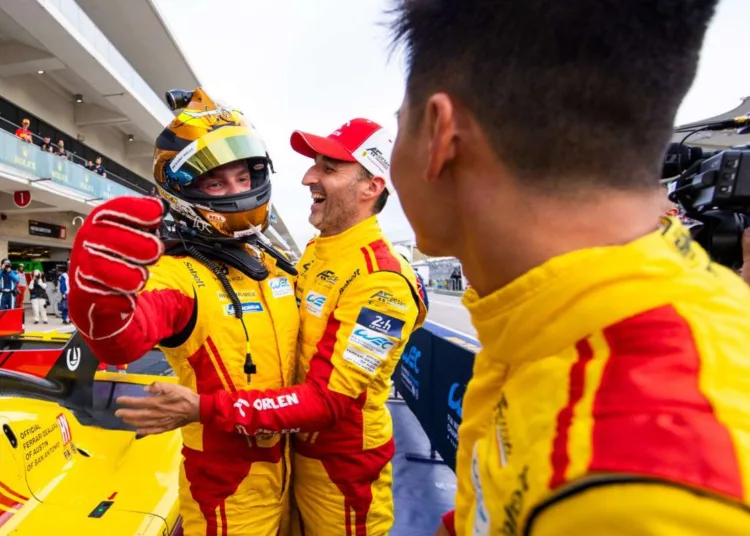 L'equipaggio della Ferrari 499p del team AF Corse dopo la vittoria della Lone Star Le Mans