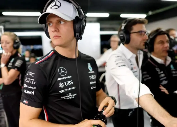 Mick Schumacher al box Mercedes