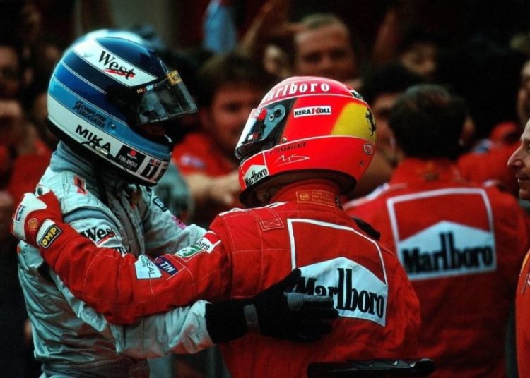 Michael Schumacher e Mika Hakkinen dopo il Gp del Giappone 2000 in cui il tedesco si è laureato per la terza volta campione del mondo di F1, la prima con la Ferrari