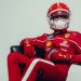 Charles Leclerc presenta il casco per la stagione 2025
