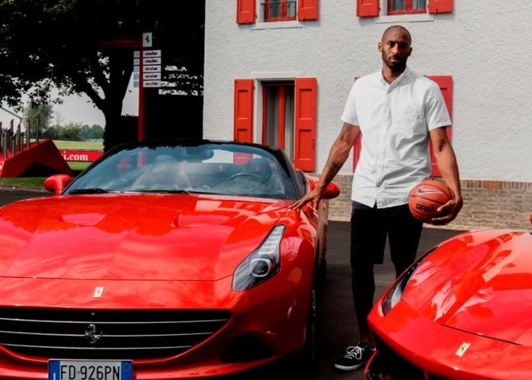 Kobe Bryant possa accanto alla Ferrari F12tdf e alla GTC4 Lusso dinnanzi alla dimora del Drake