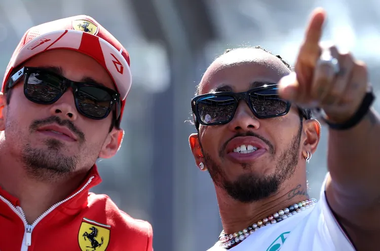 Hamilton - Leclerc in Ferrari.