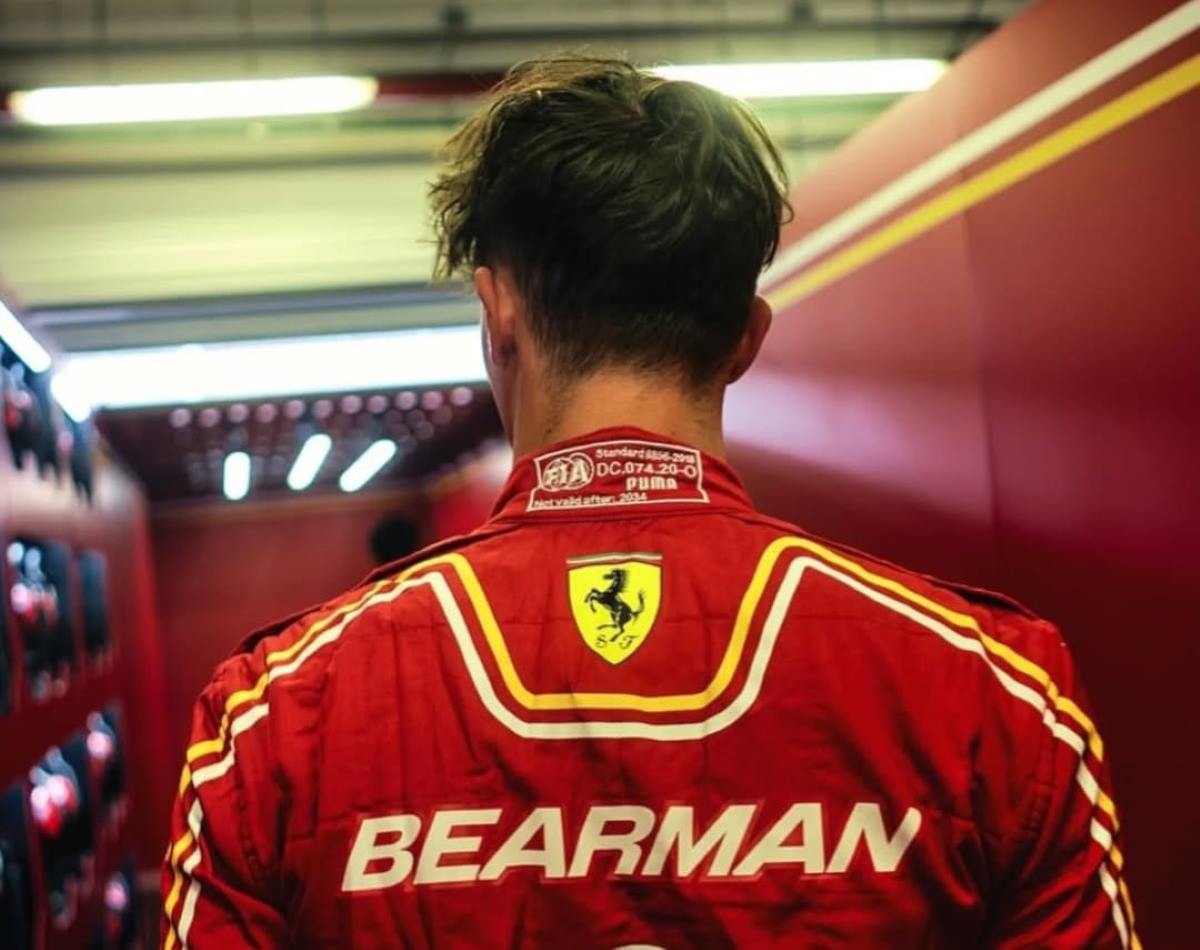 Oliver Bearman con la tuta della Ferrari