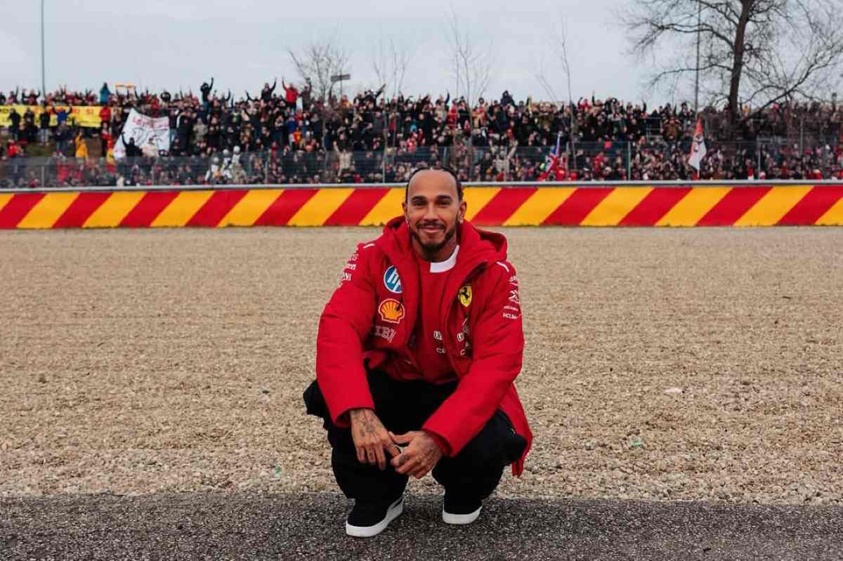 Lewis Hamilton posa con i tifosi Ferrari alle spalle a Fiorano