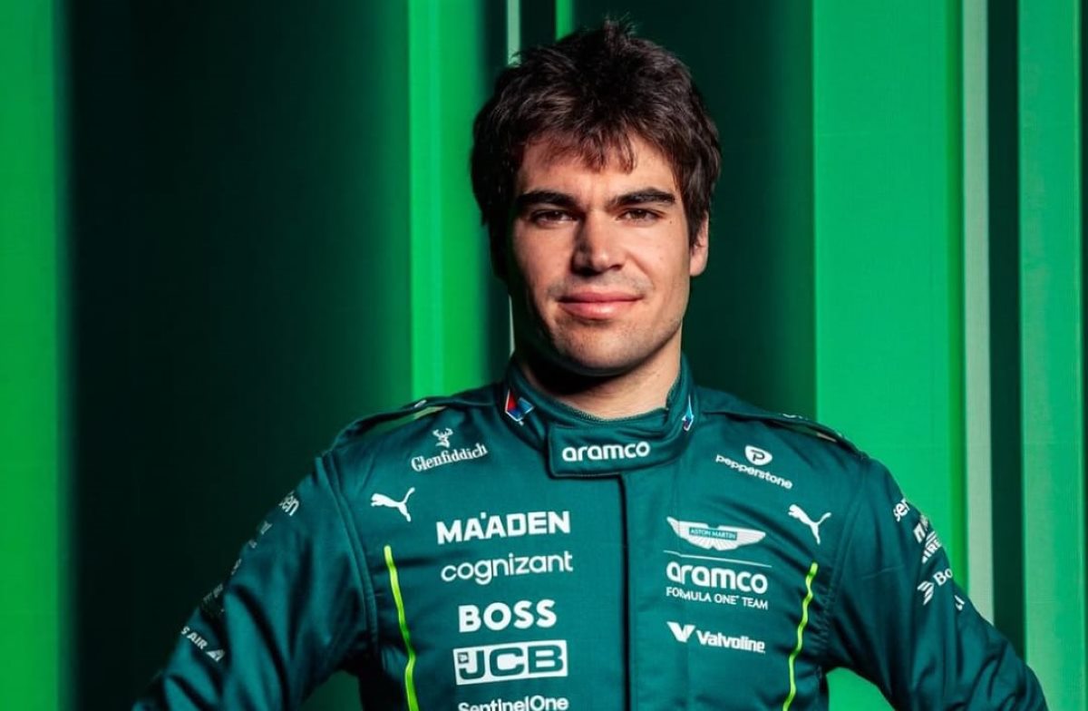 Lance Stroll posa con la tuta da gara 2025