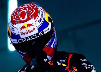 Verstappen apre, Sainz risponde: ecco i caschi 2025 degli alfieri Red Bull e Williams