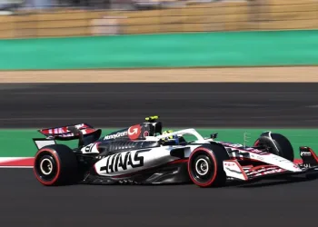 Gp Cina 2025, Haas a punti a Shanghai: Ocon e Bearman sfruttano una strategia perfetta