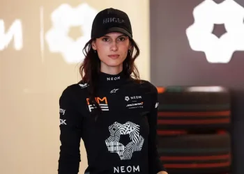 Cleo Abram vive l'esperienza di un pilota di Formula E con McLaren