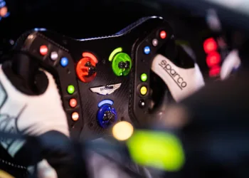 Il pilota di Aston Martin Aramco Esports Otis Lawrence si gode le sue due vittorie al campionato mondiale di F1 Esports 2025