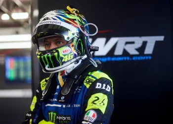 Il WEC 2025 ha dato il via alla nuova stagione con la 1812 km del Qatar, tenutasi presso il Lusail International Circuit. Rossi, insieme ai compagni di squadra Kelvin van der Linde e Ahmad Al Harthy, ha chiuso undicesimo nella classe LMGT3
