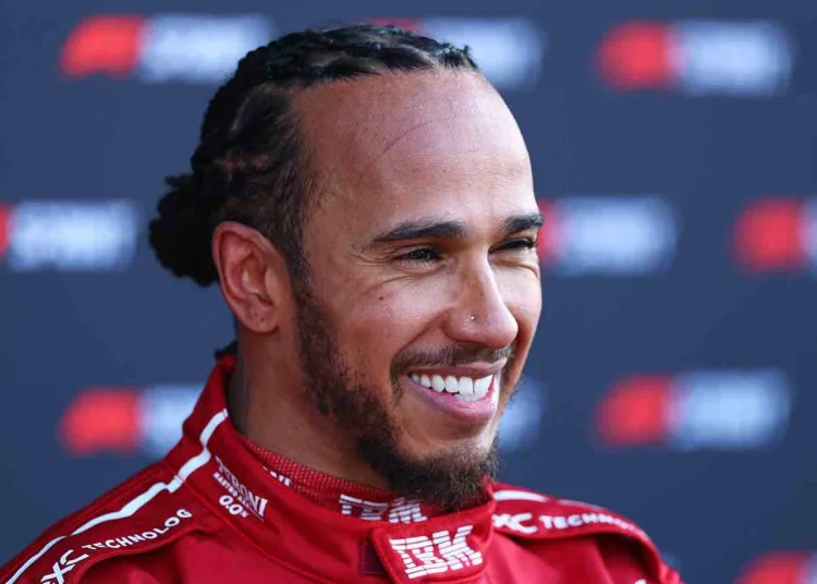 lewis hamilton sorride