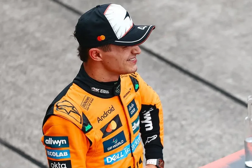McLaren sul podio a Suzuka con Norris e Piastri, ma Verstappen resta davanti. Polemiche per lo scambio negato.