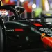 Gp Bahrain 2025, Red Bull: ali spezzate in Bahrain. Max sbaglia, Yuki studia