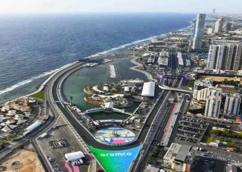 Immagine di copertina con Jeddah sullo sfondo di giorno