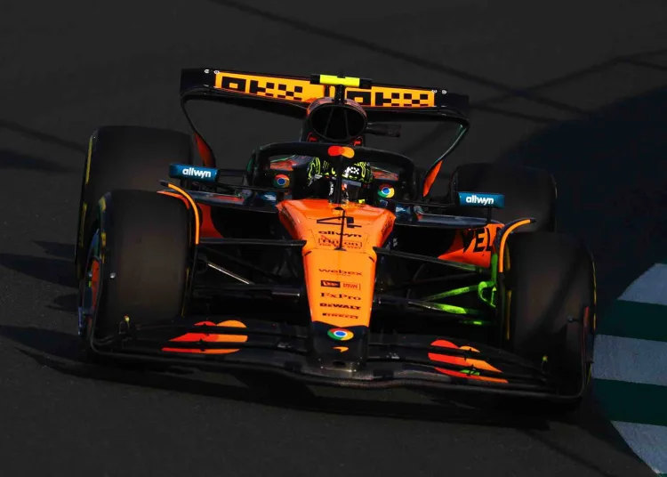 Lando Norris alla guida della McLaren