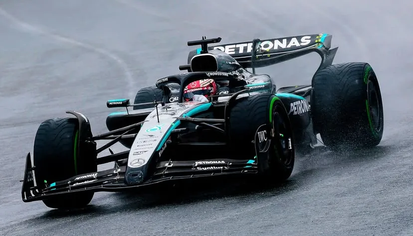 Lando Norris vince una Sprint Race caotica grazie alla Safety Car. Hamilton salva la Ferrari con un podio grazie a una strategia azzeccata. Problemi tra la Red Bull di Verstappen e la Mercedes di Kimi Antonelli.