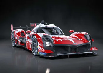 Toyota torna dove tutto è iniziato, con la memoria rivolta al passato, lo sguardo proiettato al futuro