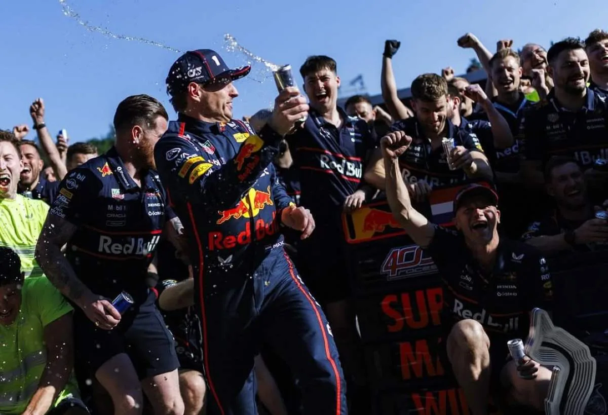 Max Verstappen festeggia con il team la vittoria al Gp di Imola