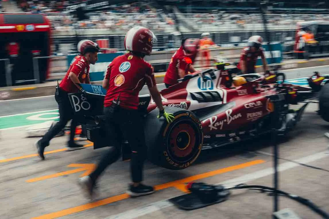 Hamilton ai box nel GP d'Austria 2025