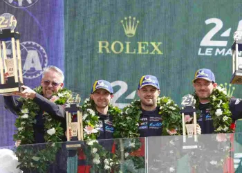 Thomas Laudenbach (Vice President Porsche Motorsport); Porsche Penske Motorsport (n.6), Matt Campbell (AUS), Laurens Vanthoor (BEL), Kévin Estre (FRA) (l-r), FIA WEC, Le Mans (FR), 2025, Porsche AG