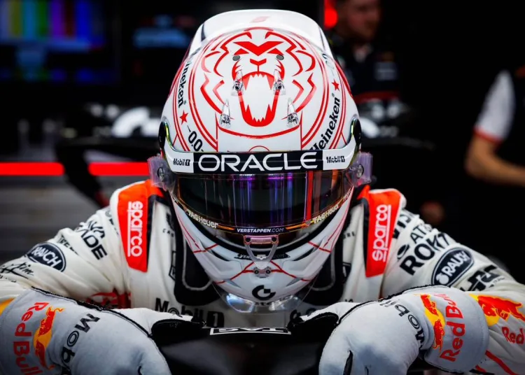 Max Verstappen sale in machina per il GP di Suzuka
