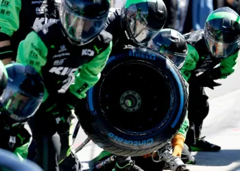 Pit stop con cambio gomme della scuderia Sauber