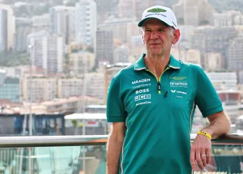 Adrian Newey in posa, con la divisa dell'Aston Martin, a Monaco, dopo aver rifiutato la Ferrari
