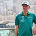 Adrian Newey in posa, con la divisa dell'Aston Martin, a Monaco, dopo aver rifiutato la Ferrari