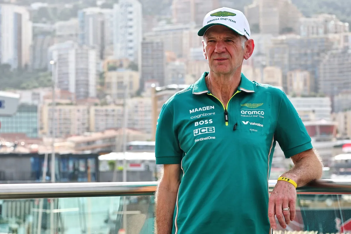Adrian Newey in posa, con la divisa dell'Aston Martin, a Monaco, dopo aver rifiutato la Ferrari