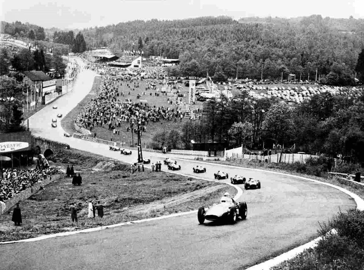 L'Eau Rouge-Raidillon durante i primi passi del motorsport