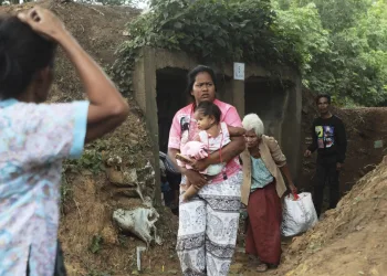 Famiglia in fuga dai bombardamenti della Thailandia