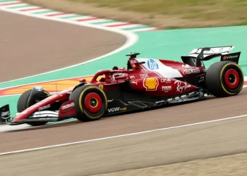 La Ferrari SF-25 con la vecchia sospensione a Fiorano