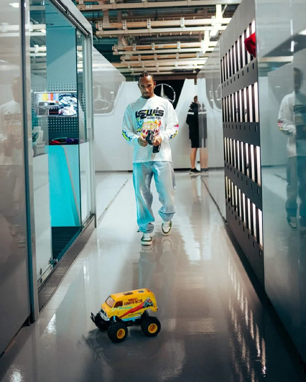 Lewis Hamilton con un furgoncino della Tamiya