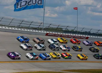 Una partenza lanciata di una gara della NASCAR