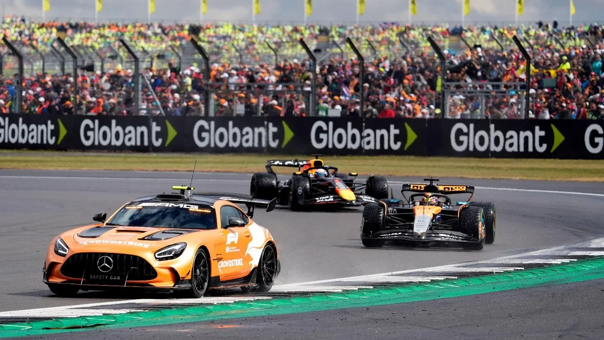 Oscar Piastri con la sua McLaren dietro alla Safety Car