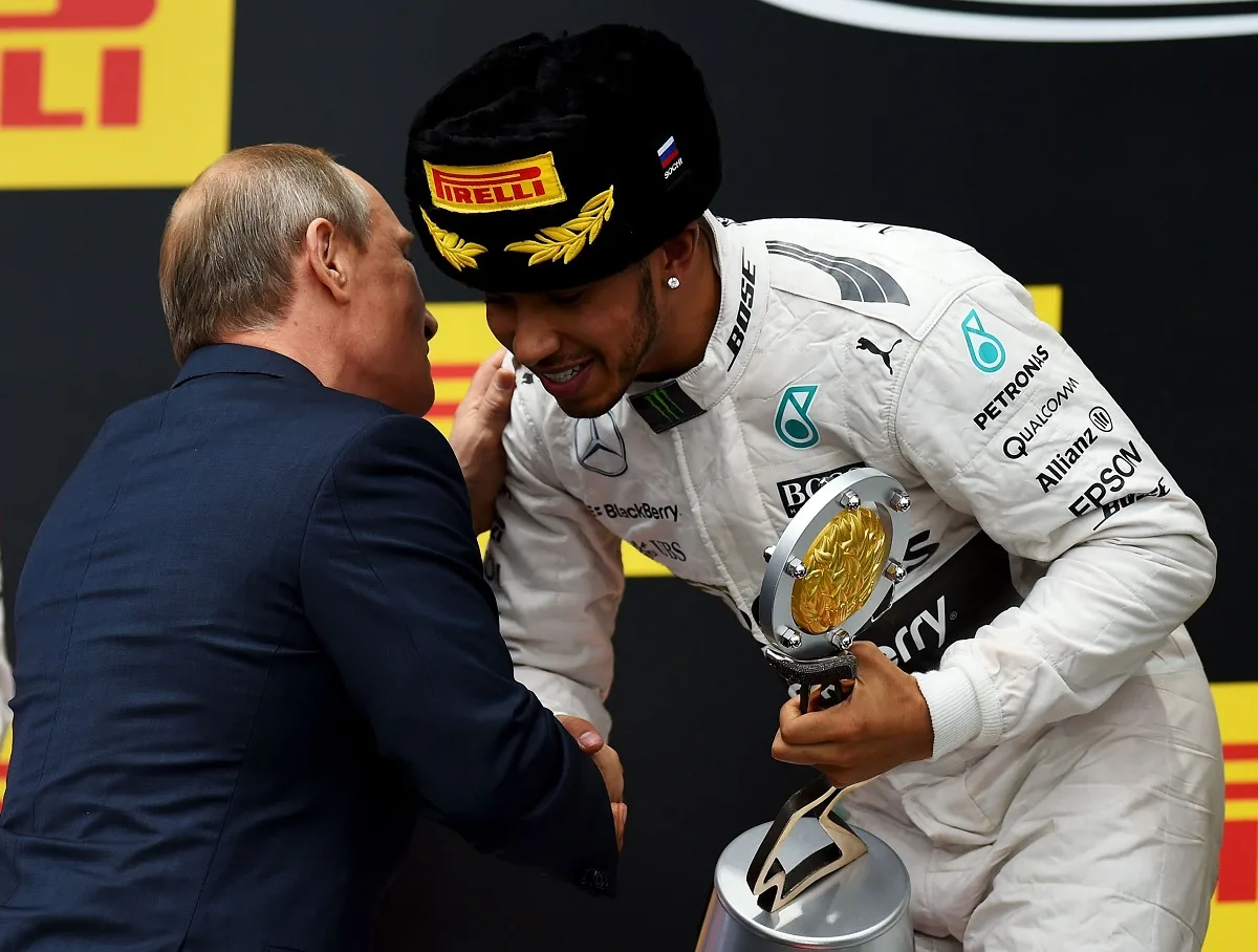 Vladimir Putin che consegna il trofeo del vincitore, Lewis Hamilton del Gran Premio di Russia nel 2015