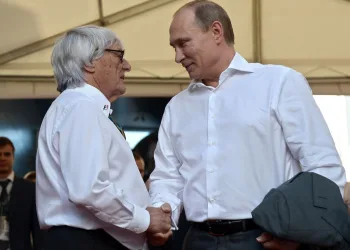 Bernie Ecclestone e Vladimir Putin ritratti durante una stretta di mano