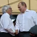Bernie Ecclestone e Vladimir Putin ritratti durante una stretta di mano