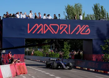Carlos Sainz durante un road show presso l'area dove sorgerà il Madring, in attesa dell'approvazione per ospitare la F1, da parte della FIA