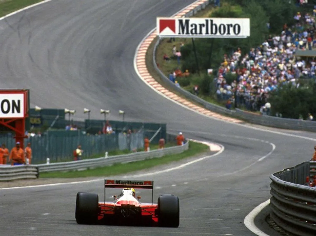 Ayrton Senna, all'Eau Rouge, mentre si prepara per affrontare la ripida salita del Raidillon, durante il Gran Premio del Belgio del 1988.