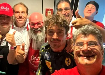 Charles Leclerc con Nico Acampora dopo la vittoria del GP di Monza
