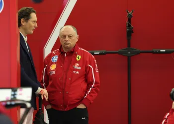 Il Presidente della Ferrari John Elkann con il team principal Frédéric Vasseur durante il secondo giorno di test del Bahrain, pre-stagionale