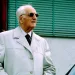 Enzo Ferrari nell'iconica posa