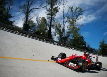 La Ferrari SF-15T di F1 sull'ovale dell'autodromo di Monza