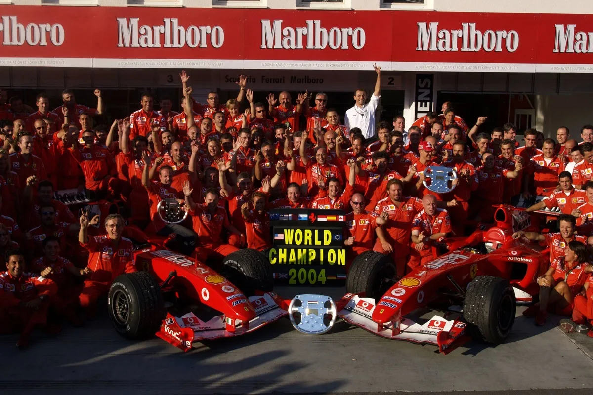 La Scuderia Ferrari che festeggia il 14° titolo costruttori della sua storia nella pitlane del tracciato magiaro