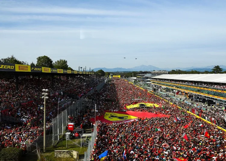 La folla oceanica al GP di Monza
